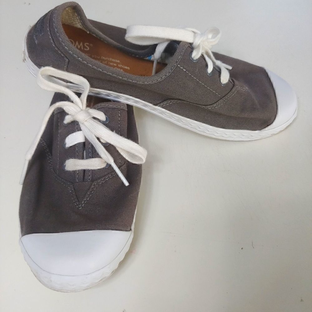 TOMS grey canvas tennis shoes sneakers Y3.5